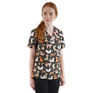 Bunter Damen Kasack mit Katzenmotiv „Katzen Schwarz“, taillierter Pflegekasack aus 100 % Baumwolle mit kurzen Ärmeln und praktischen Taschen, Frontansicht.